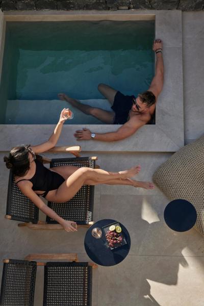 A la foto es mostra l'objecte Alaso Design Suites situat a la ciutat de Fira.