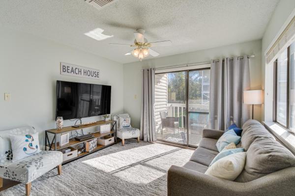 På billedet ses objektet 2 Mi to Beach Orange Beach Condo with Dock Access beliggende i byen Orange Beach.