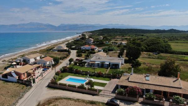 Na zdjęciu widoczny jest obiekt Almyra Beach House Corfu położony w mieście Almiros Beach.
