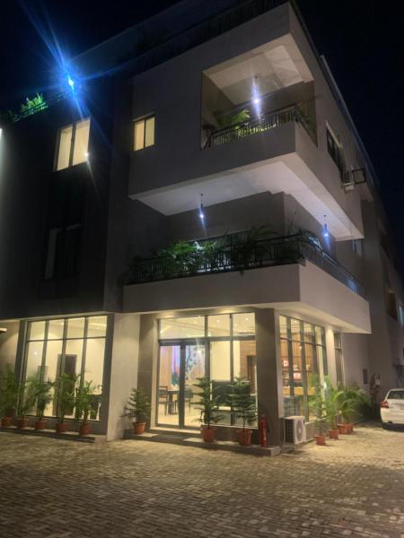 Na zdjęciu widoczny jest obiekt Greywood Hotel and Apartments położony w mieście Mawere.
