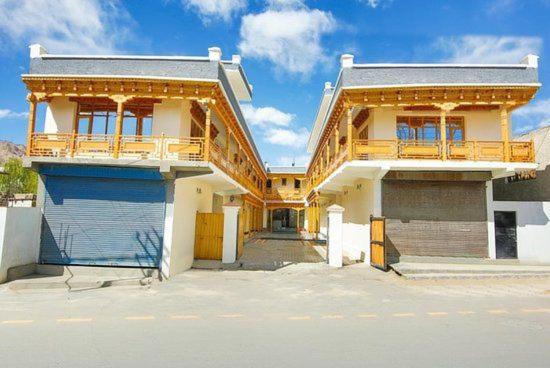 На фото показан объект Hotel Dimbir Regency, расположенный в городе Лех.