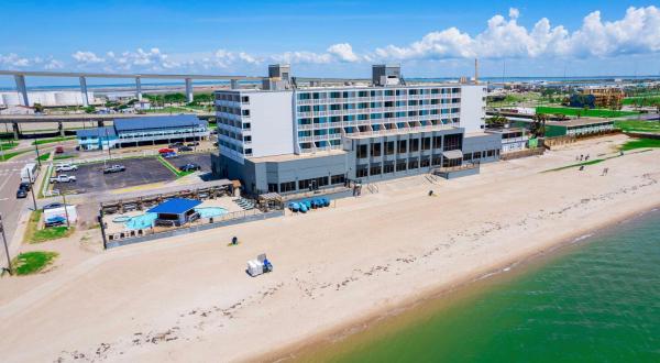 A la foto es mostra l'objecte DoubleTree by Hilton Corpus Christi Beachfront situat a la ciutat de Corpus Christi.