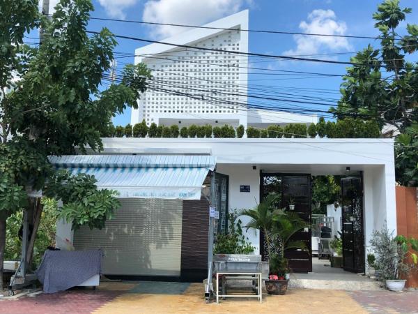 A la foto es mostra l'objecte Cô Hằng Homestay situat a la ciutat de Ấp Bình Hưng.