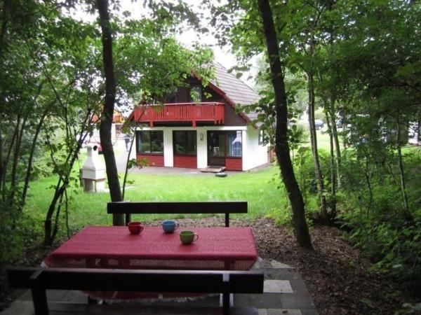 A la foto es mostra l'objecte Familienfreundliches Ruhiges Ferienhaus in Feriendorf Silbersee mit Offenem Kamin situat a la ciutat de Frielendorf.