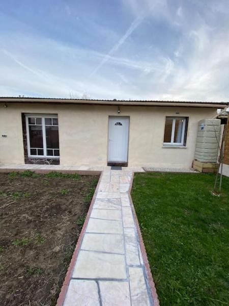 A la foto es mostra l'objecte Très belle maison neuve F2 avec grand jardin situat a la ciutat de Villeron.