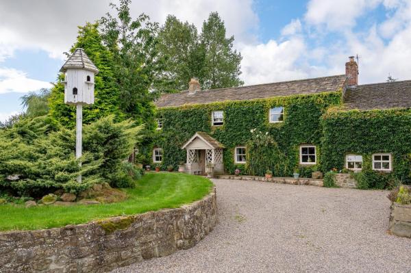 A la foto es mostra l'objecte Sun Hill Farmhouse situat a la ciutat de Constable Burton.