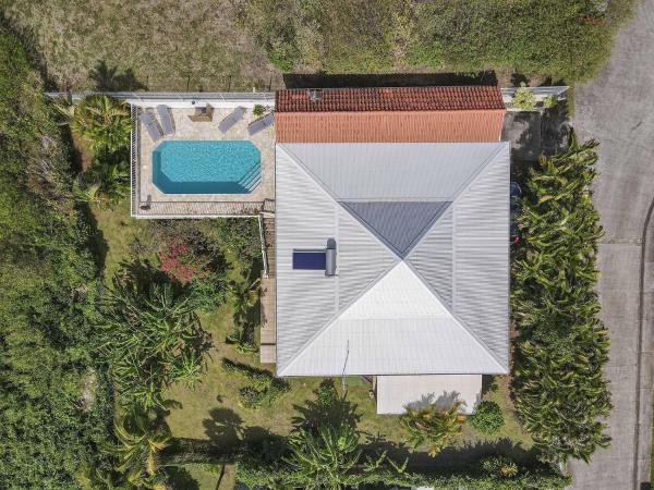 På billedet ses objektet Villa Carib Turquoise : 4 ch, grande piscine, vue sur Sainte-Lucie beliggende i byen Sans Pareil.
