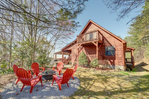 A la foto es mostra l'objecte Secluded Sevierville Cabin Hot Tub and Mtn Views! situat a la ciutat de Sevierville.