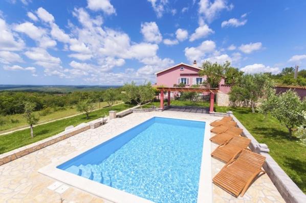 A la foto es mostra l'objecte Villa Vale situat a la ciutat de Labin.
