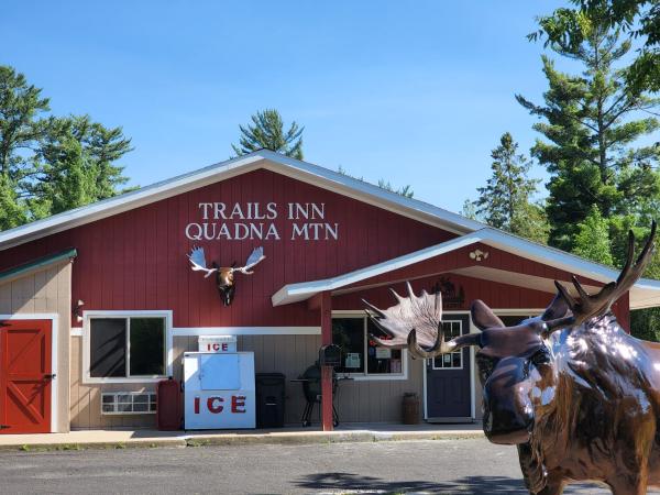 A la foto es mostra l'objecte Trails INN Quadna Mountain Motel & RV Park situat a la ciutat de Palisade.