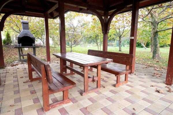 Na zdjęciu widoczny jest obiekt Garden View Home - Two FREE garages and 1800 m2 private Garden-Park-Sport area położony w mieście Dolje.