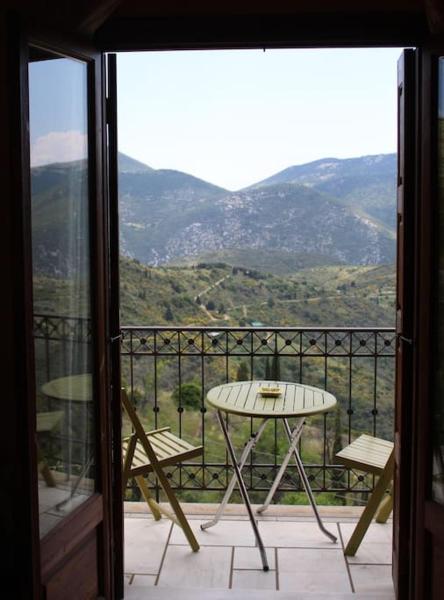 A la foto es mostra l'objecte Chrysanthemo House situat a la ciutat de Distomo.