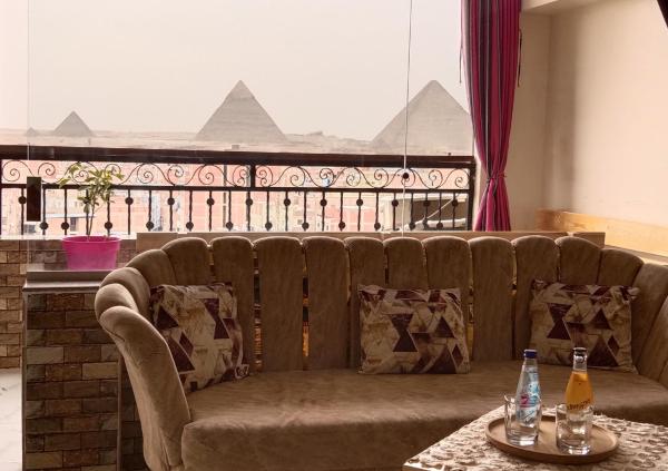 Nella foto è visibile l'oggetto Giza Pyramids View Apartment situato nella città di Il Cairo.