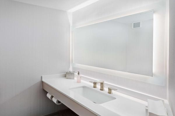 Люкс с 1 спальней и кроватью размера «king-size» — 79 m² - DoubleTree by Hilton Tulsa - Warren Place