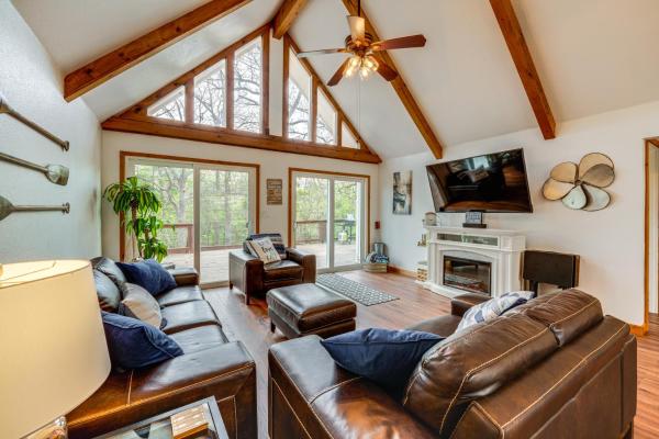 Na fotografii je vidět objekt Versatile Home with Deck and Grill, 1 Mi to Lake! nacházející se ve městě Pottsboro.