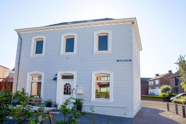 写真にはGronsveld市にあるStijlvolle @ luxe vrijstaande woning Maastrichtが写っています。