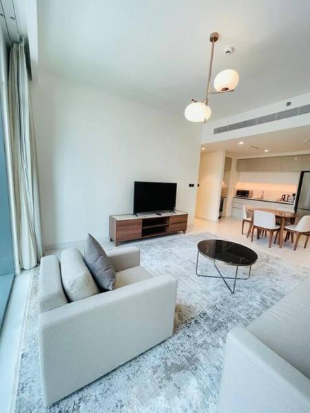 Nella foto è visibile l'oggetto Marina Vista Luxury: 1-BR with Breathtaking Views situato nella città di Dubai.