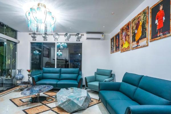 A la foto es mostra l'objecte Dey Ngyam Boutique situat a la ciutat de Geylegphug.