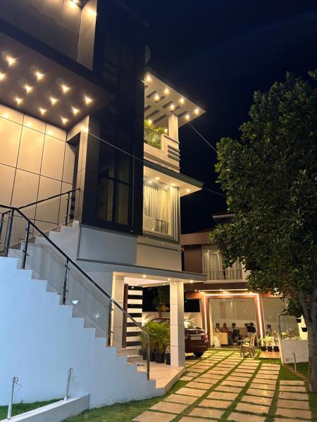 A la foto es mostra l'objecte Sapphire Stayss situat a la ciutat de Yelagiri.
