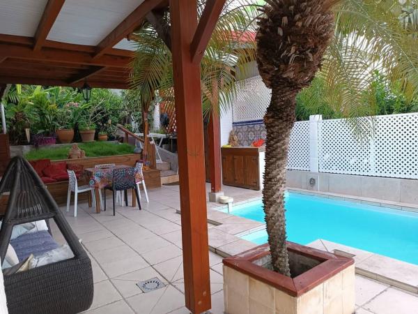Op de foto is het object Villa avec vue sur mer à Vieux Habitants, piscine te zien, gelegen in de stad Beaugendre.
