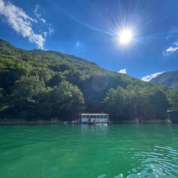 På billedet ses objektet Splav ANDJELA Perucac beliggende i byen Jokići.