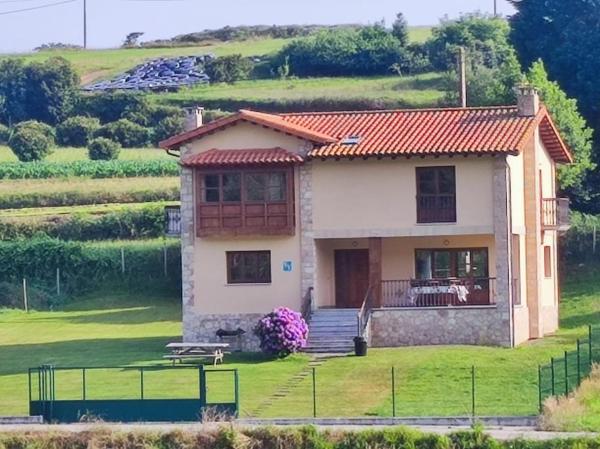 På billedet ses objektet Casa Manuela LLanes Asturias. beliggende i byen Pendueles.