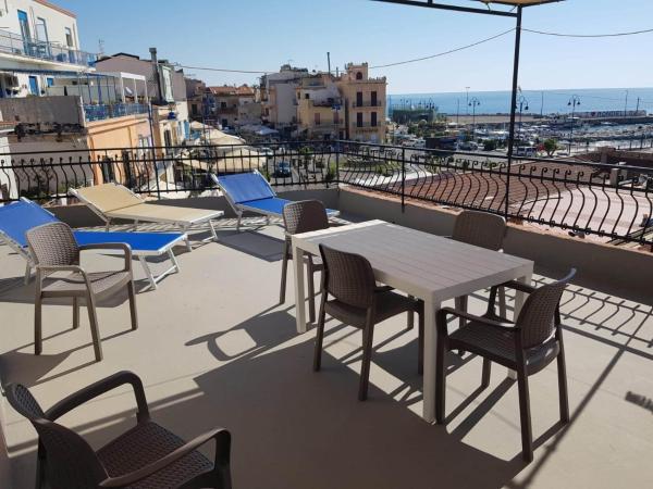 照片显示了位于Mondello市的Mondello vista物件。