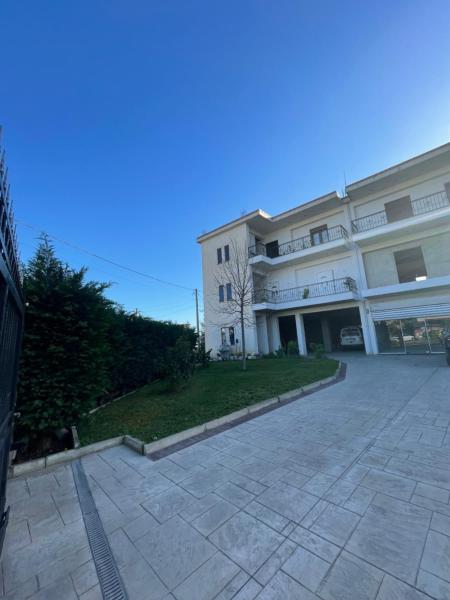 Na fotografii je vidět objekt Villa VSV: Parking Spot+ View nacházející se ve městě Bathore.