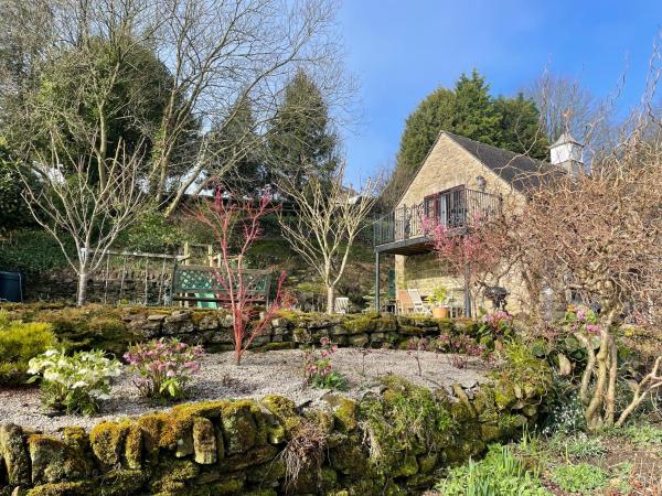 A la foto es mostra l'objecte The Cruck Barn, cosy rural escape near The Peak District situat a la ciutat de Matlock.