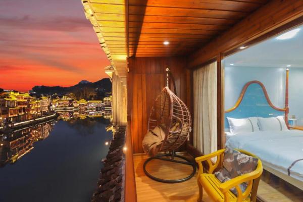 A la foto es mostra l'objecte Fenghuang Ancient Town Lazy Cat Riverside Inn situat a la ciutat de Mayang.