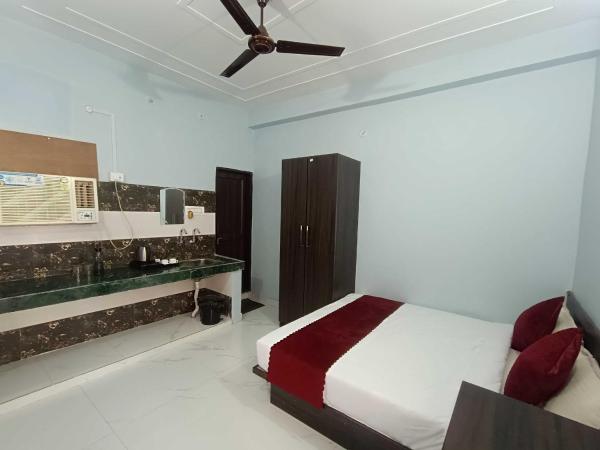 Auf dem Foto ist das Objekt Hotel O Home Aditya Inn Suits Homestay in der Stadt Ayodhya zu sehen.