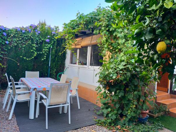 A la foto es mostra l'objecte Casita con jardin, parking, bicis, padel surf situat a la ciutat de Empúries.