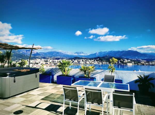 Nella foto è visibile l'oggetto Penthouse panoramique avec Jacuzzi situato nella città di Ajaccio.