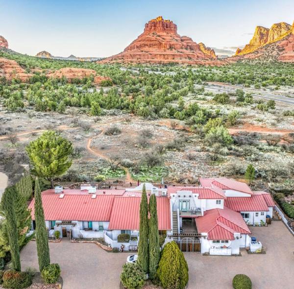 A la foto es mostra l'objecte Cozy Cactus Inn situat a la ciutat de Sedona.