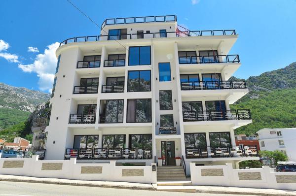 照片显示了位于Čanj市的Apartments M Čanj物件。