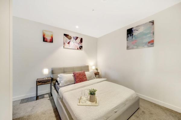 A Chic 2BR Apt Near Southern Cross City Views, Melbourne