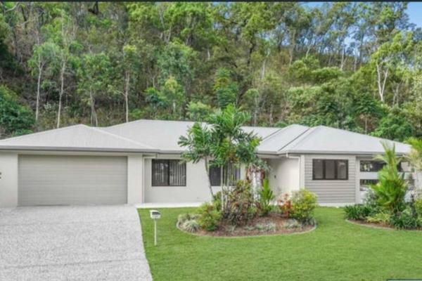 Auf dem Foto ist das Objekt Trinity Beach Haven - Luxury 4 Bedroom Home with Pool, Steps to the Beach, Surrounded by Mountains in der Stadt Trinity Beach zu sehen.
