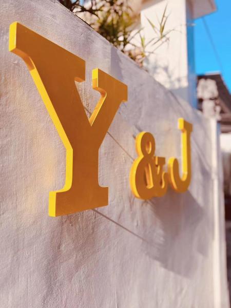 A la foto es mostra l'objecte Y&J situat a la ciutat de Seminyak.