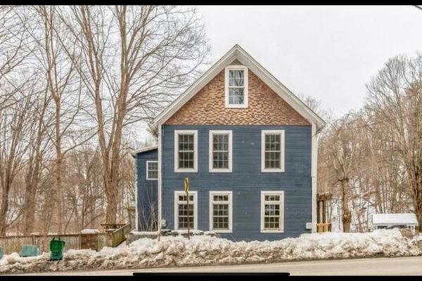 A la foto es mostra l'objecte Cozy Historic home in Brattleboro situat a la ciutat de Winchester.