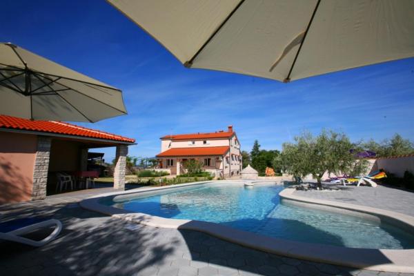 Na zdjęciu widoczny jest obiekt Apartments Villa Oliva położony w mieście Peroj.