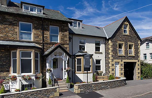 På billedet ses objektet Thornbank House Offering Breakfast and with the use of Free Local Health Club beliggende i byen Windermere.