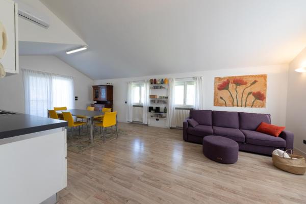 På billedet ses objektet Casa Vecchia Quercia beliggende i byen Assago.