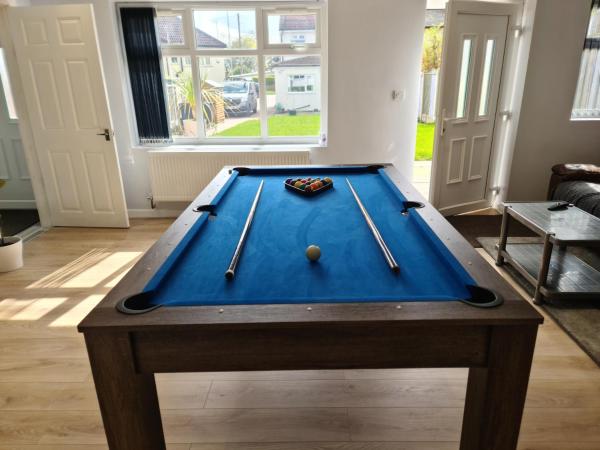 Fotografie 5: Detached Flat in Leeds, Free WIFI and parking, Pool table, 75 inch tv, Netflix, Disney plus