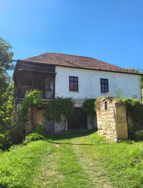 На фото показан объект Country house pivnica Milic Rogljevo, расположенный в городе Brusnik.