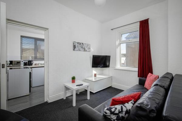 På billedet ses objektet BARTON BEACHSIDE - Comfort OneBedroom Apartment, Double & Sofabed - Central Beach & Promenade Location - Over 21's, Family Friendly Only, ID Required, Stairs Access beliggende i byen Blackpool.