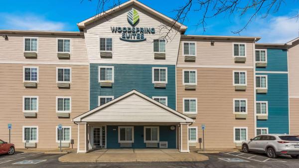 Na fotografii je vidět objekt WoodSpring Suites Evansville nacházející se ve městě Newburgh.