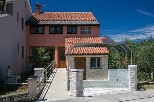 The photo shows the Appartement in Pula mit Terrasse, Garten und Grill located in the city of Štinjan.