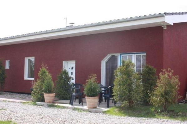 På billedet ses objektet Modernes Ferienhaus mit Terrasse beliggende i byen Saal.