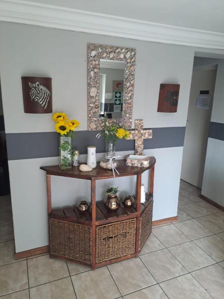 A la foto es mostra l'objecte Honey Bee Guesthouse situat a la ciutat de Thlabane.
