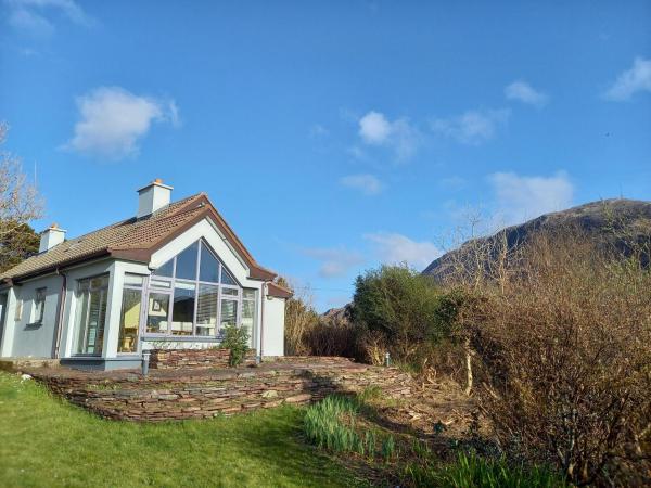 The photo shows the 405 Tigh Bhrendain Renvyle located in the city of Kinnadoohy.